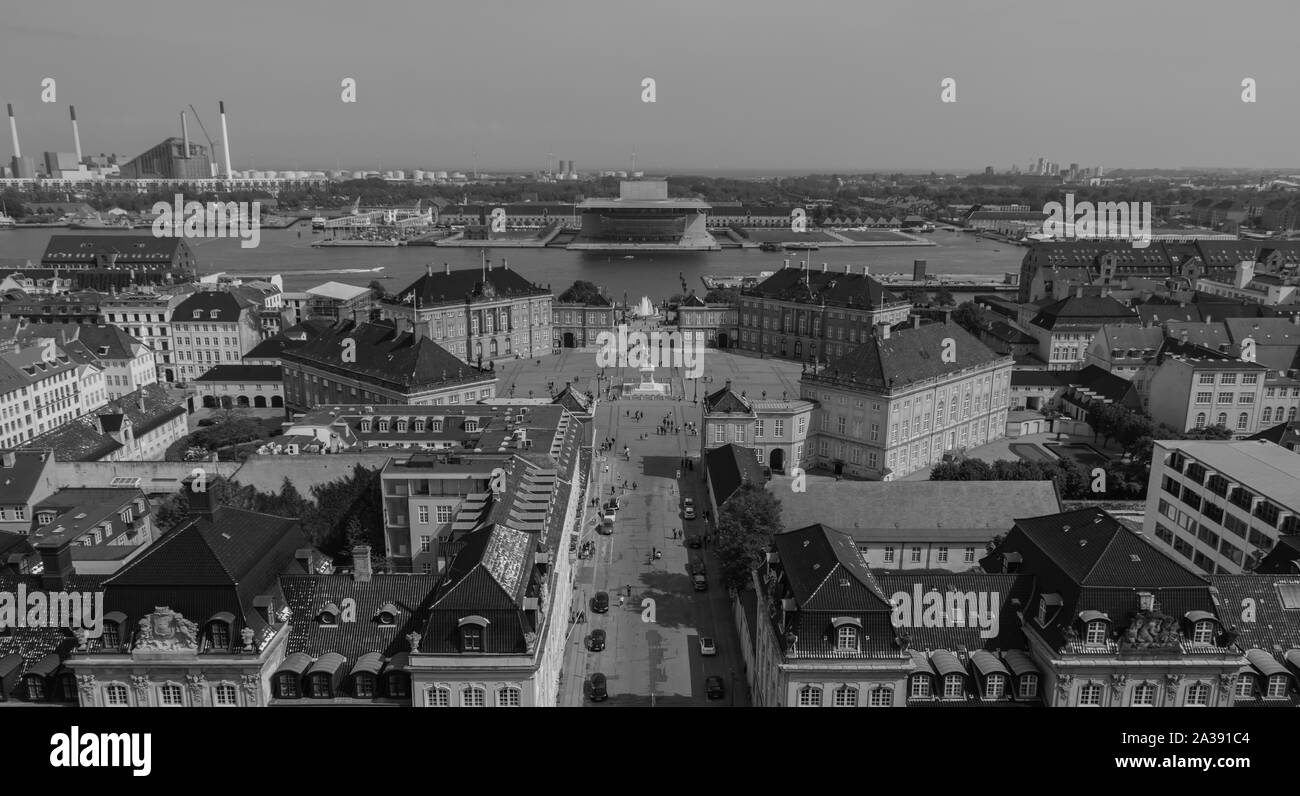 Ein schwarz-weißes Bild der Stadt Kopenhagen, auf der Amalienborg Palast zentriert, von der Oberseite des Marmorkirken genommen. Stockfoto