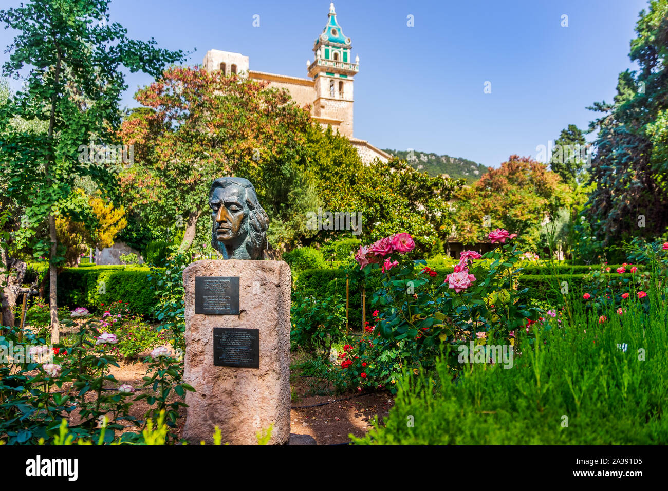 Valldemossa Mallorca Spanien Juli 2015 Statue von Frederic Chopin polnische Komponist und virtuoser Pianist der Romantik Garten und Haus im Hintergrund Stockfoto