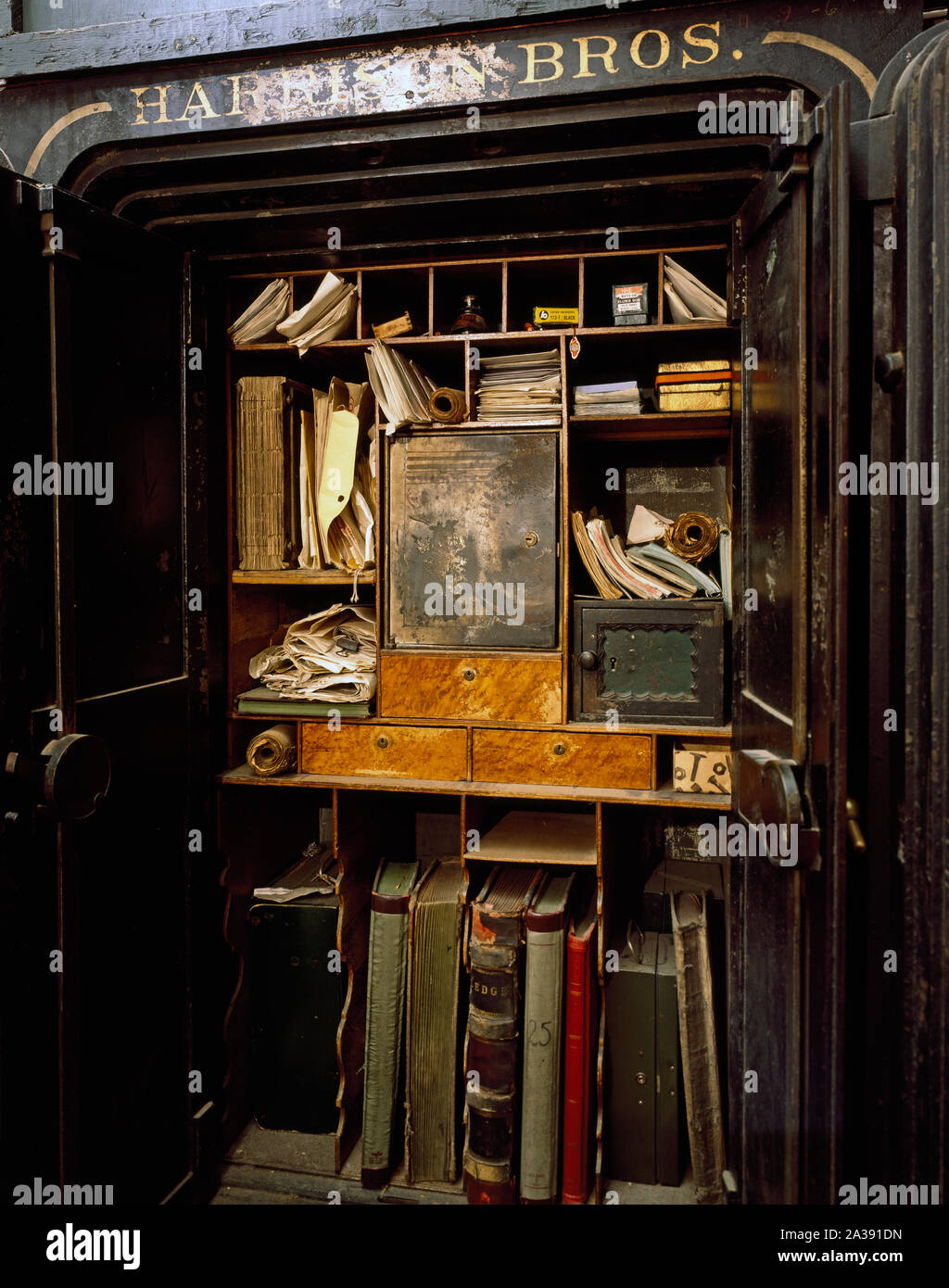 Safe an der Harrison Brüder Hardware, die nur als Beruhigung, wie die Regale in diesem historischen Hardware/General Store, Huntsville, Alabama Stockfoto