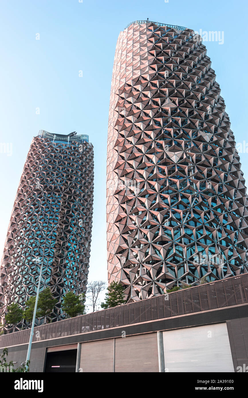 Abu Dhabi, Vereinigte Arabische Emirate - 14.04.2017: Al Bahr Türme - Moderne, energieeffiziente und innovative Architektur mit automatischer Sonnenblende Stockfoto