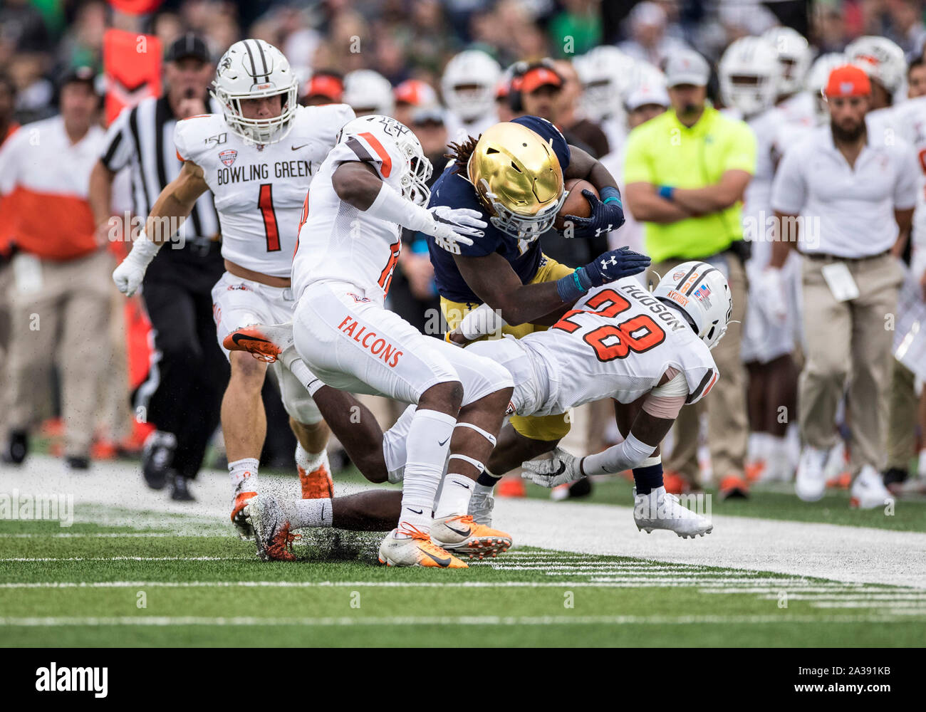 South Bend, Indiana, USA. 05 Okt, 2019. Notre Dame zurück läuft, Tony Jones Jr. (6) läuft mit dem Ball Bowling Green Defensive zurück JaJuan Hudson (28) Versuche, die während der NCAA Football Spiel Action zwischen dem Bowling Green Falken und den Notre Dame Fighting Irish im Notre Dame Stadium in South Bend, Indiana. Notre Dame besiegte Bowling Green 52-0. Johann Mersits/CSM/Alamy leben Nachrichten Stockfoto