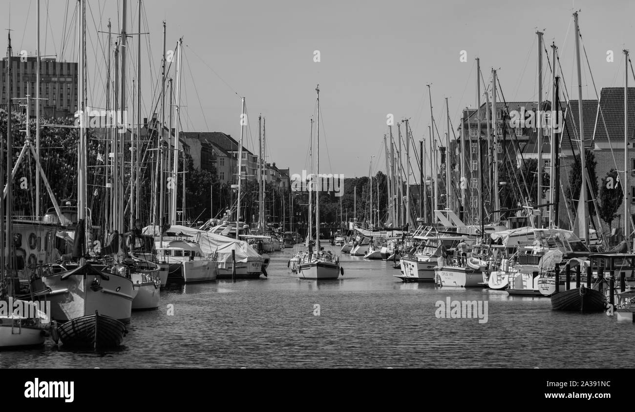 Ein schwarz-weißes Bild der Kanäle im Stadtteil Christianshavn (Kopenhagen). Stockfoto