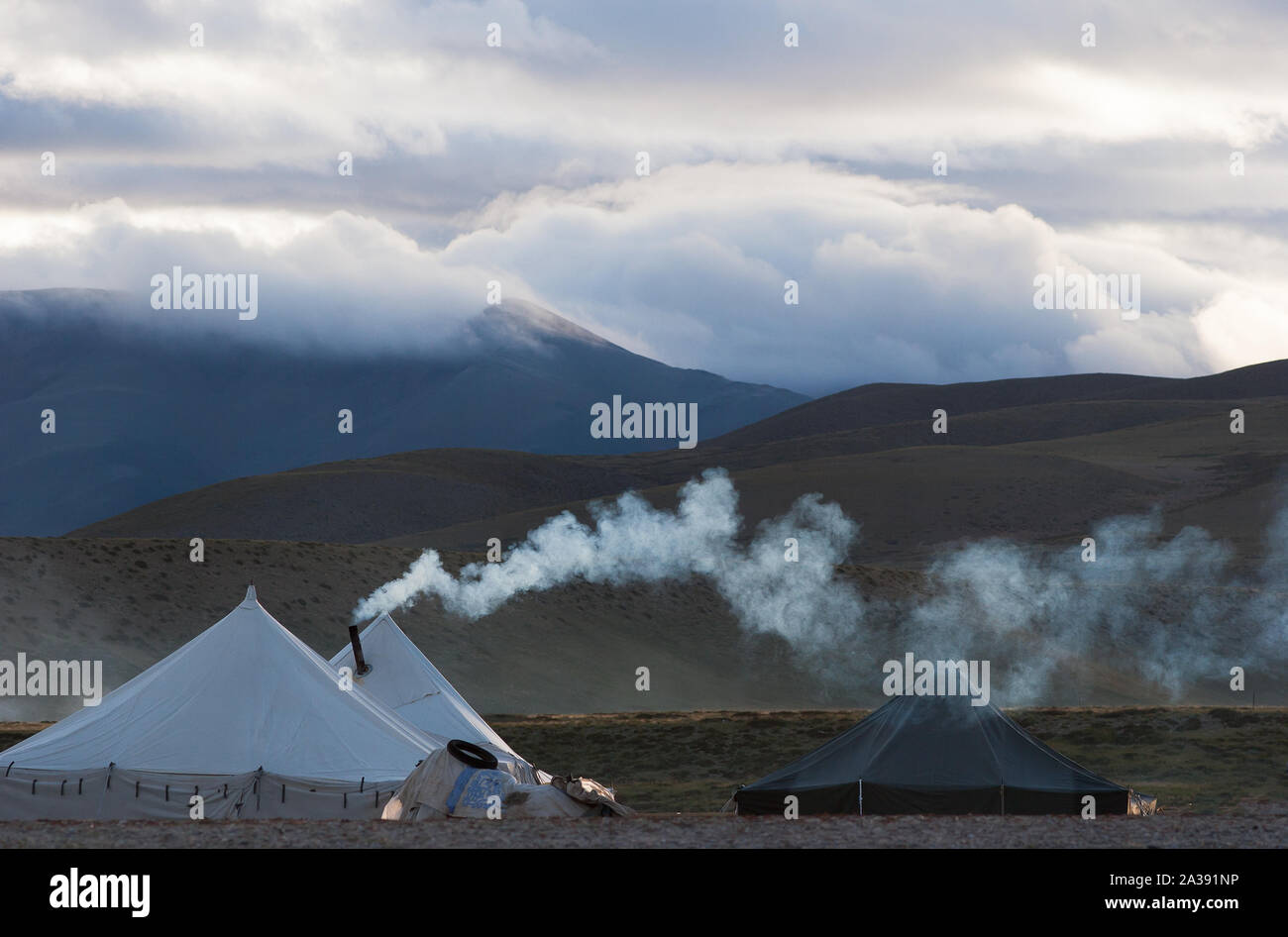 Ein Nomade Camp am Ufer des Sees Manasarovar, Tibet, China Stockfoto