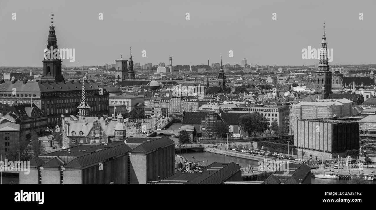 Ein schwarz-weißes Bild der Stadt Kopenhagen von der anderen Seite des Wassers. Stockfoto