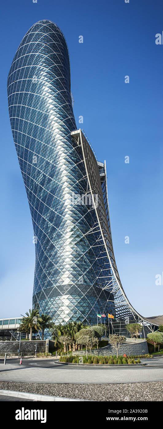 Abu Dhabi, Vereinigte Arabische Emirate - 14.04.2017: Capital Gate, auch als der Schiefe Turm von Abu Dhabi bekannt. Der Turm ist der Schwerpunkt der Hauptstadt Ce Stockfoto