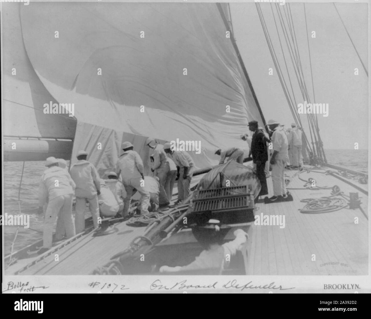 Segelboote Segeln]: An Bord DEFENDER Stockfoto