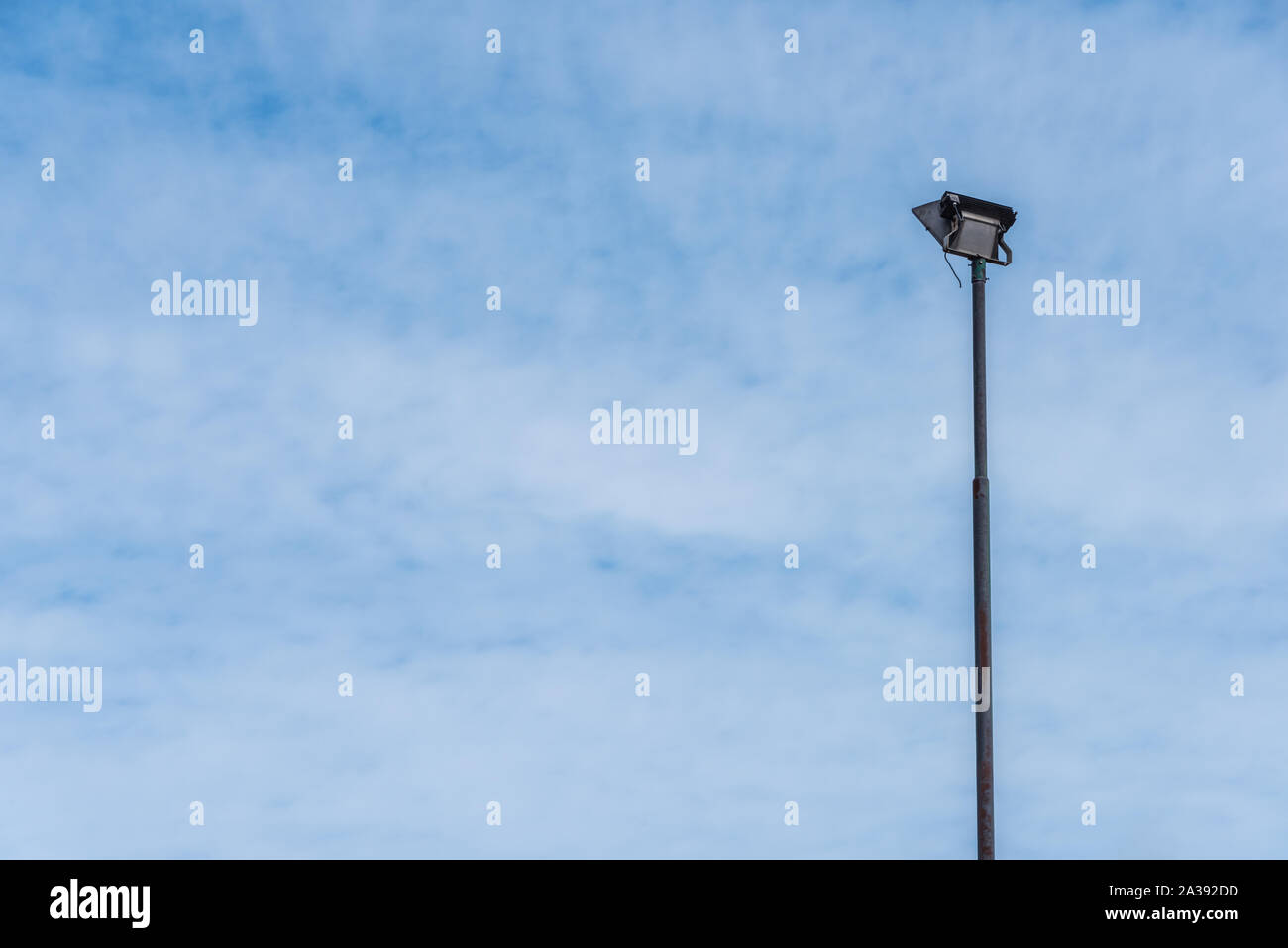 Party Lichter auf einen Standplatz gegen einen leeren Himmel mit viel leerer Raum und negativen Raum Stockfoto