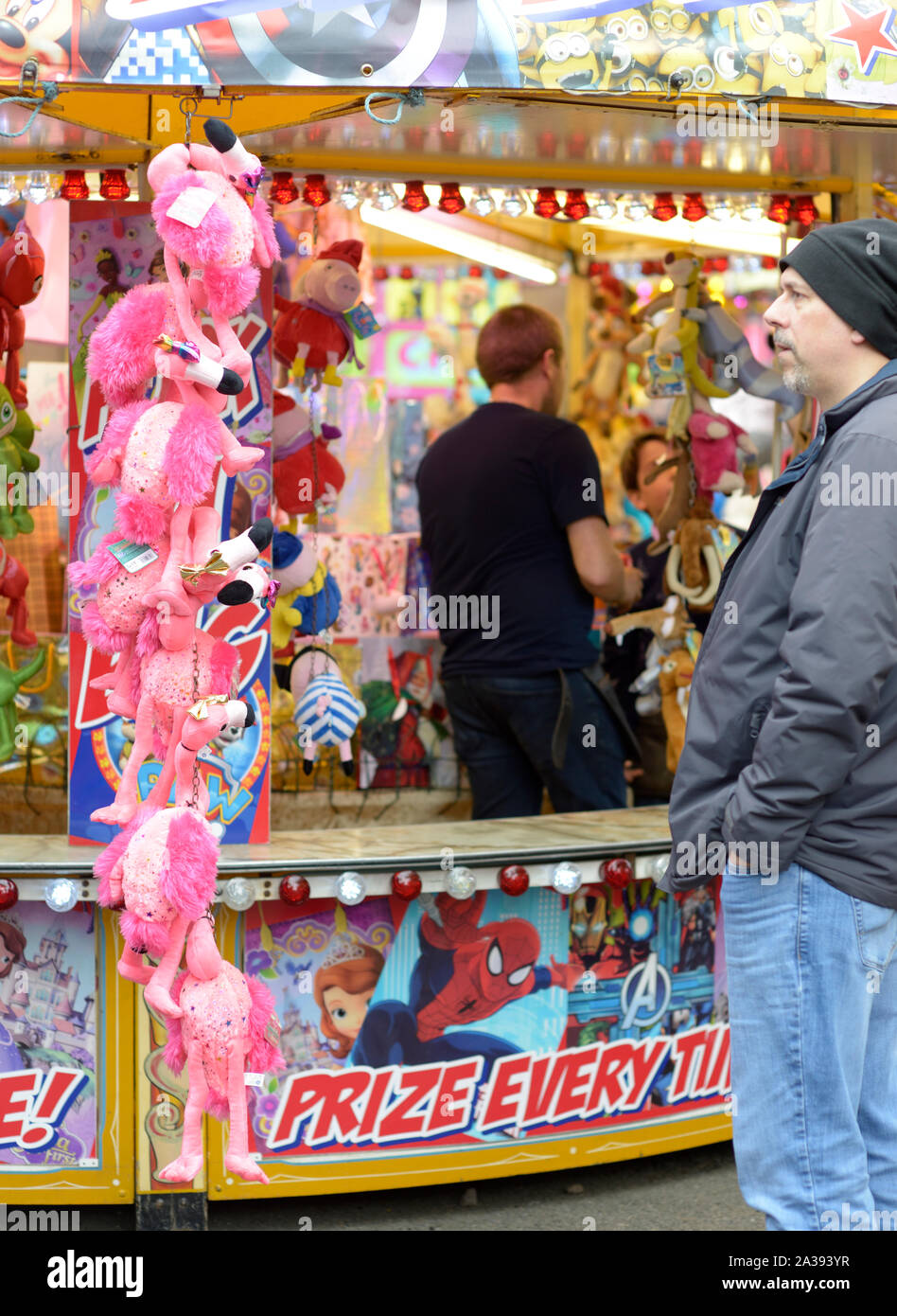 Lange Zeichenkette von Spielzeug Flamingos, an Goose Fair Stockfoto