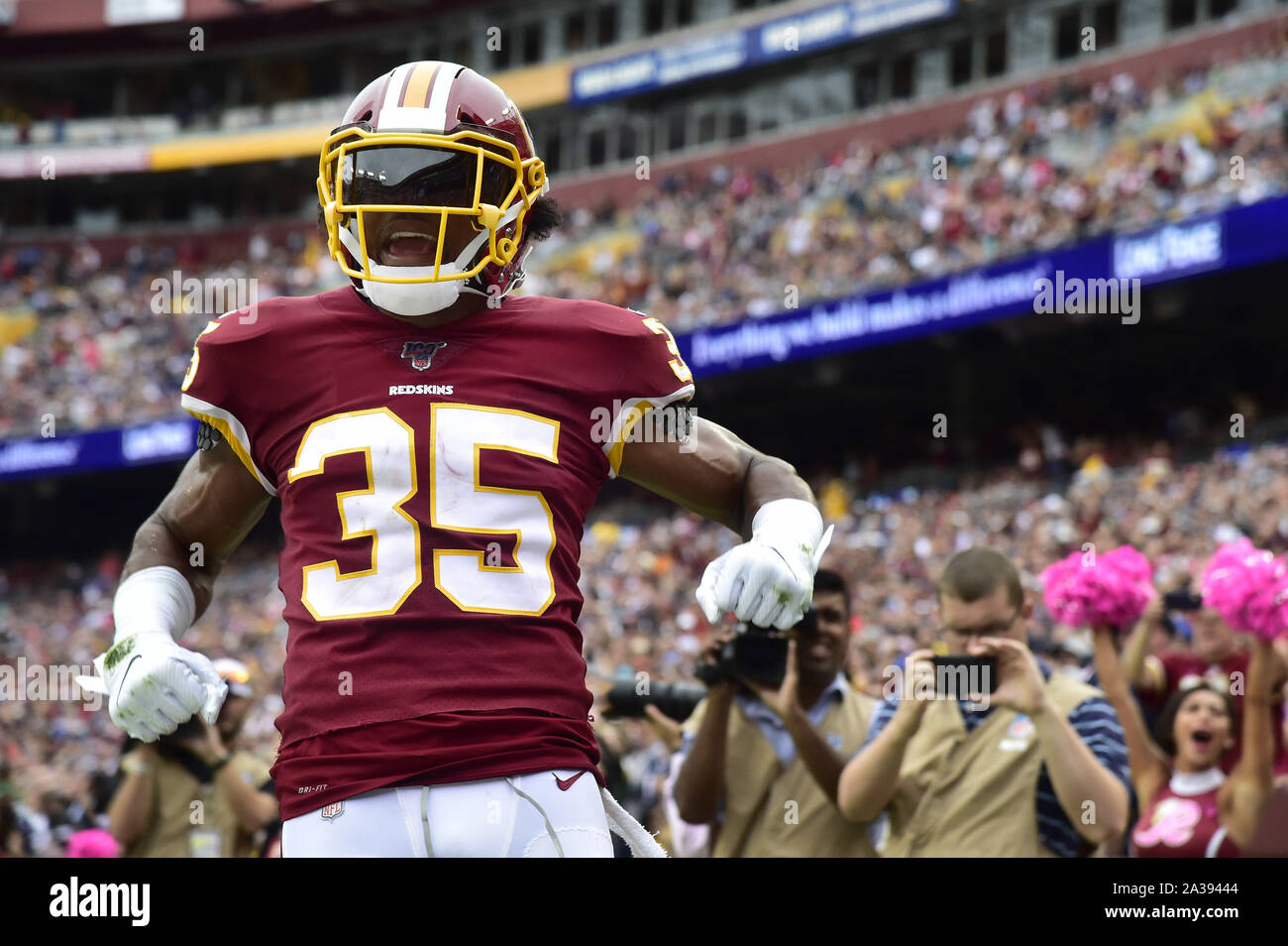 Landover, United States. 06 Okt, 2019. Washington Redskins safety Montae Nicholson (35) feiert ein Abfangen gegen die New England Patriots in der ersten Jahreshälfte ein NFL Spiel bei FedEx Field in Landover, Maryland, Sonntag, 6. Oktober 2019. Foto von David Tulis/UPI Quelle: UPI/Alamy leben Nachrichten Stockfoto