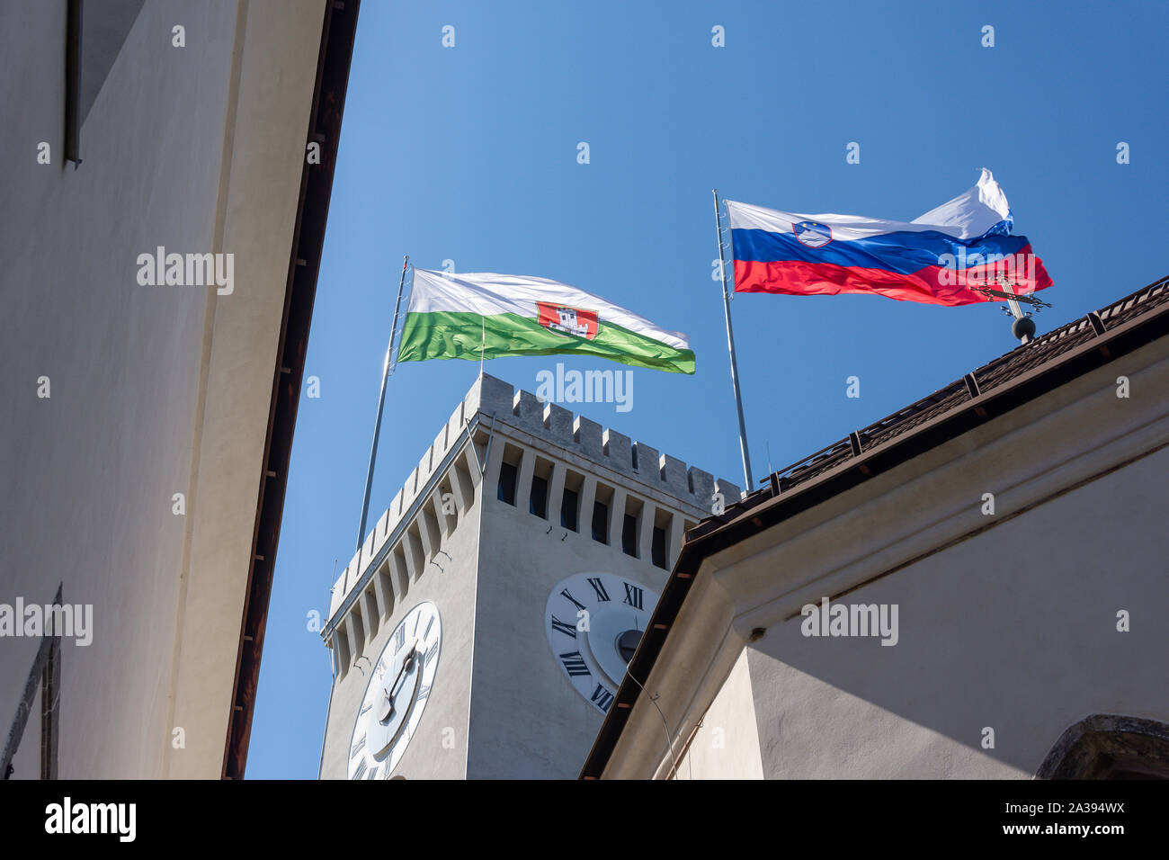 Das Tourismusamt Ljubljana und Slowenien Flags auf Turm der Burg von Ljubljana, Altstadt, Ljubljana, Slowenien fliegen Stockfoto
