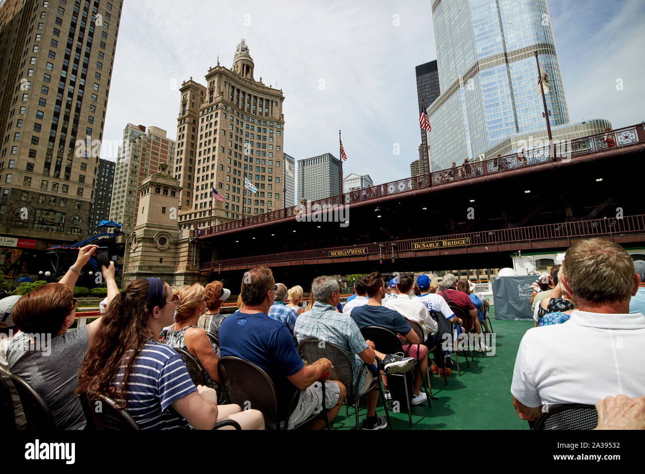 Touristen auf Chicago Architecture Center geführte Chicago River Flussbootsafari über unter der dusable bridge Chicago Illinois Usa übergeben Stockfoto
