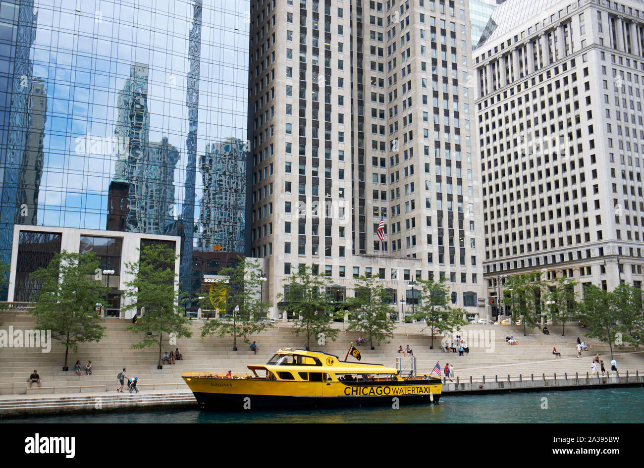 Chicago Wassertaxi am Chicago Riverwalk unteren Wacker Drive Chicago, Illinois Vereinigte Staaten von Amerika Stockfoto