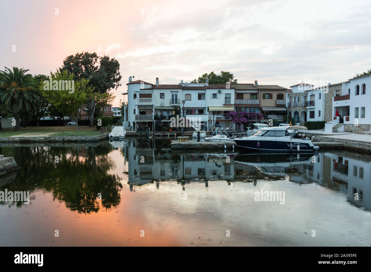 Ein entspannender Ort am Wasser in Empuriabrave Stockfoto