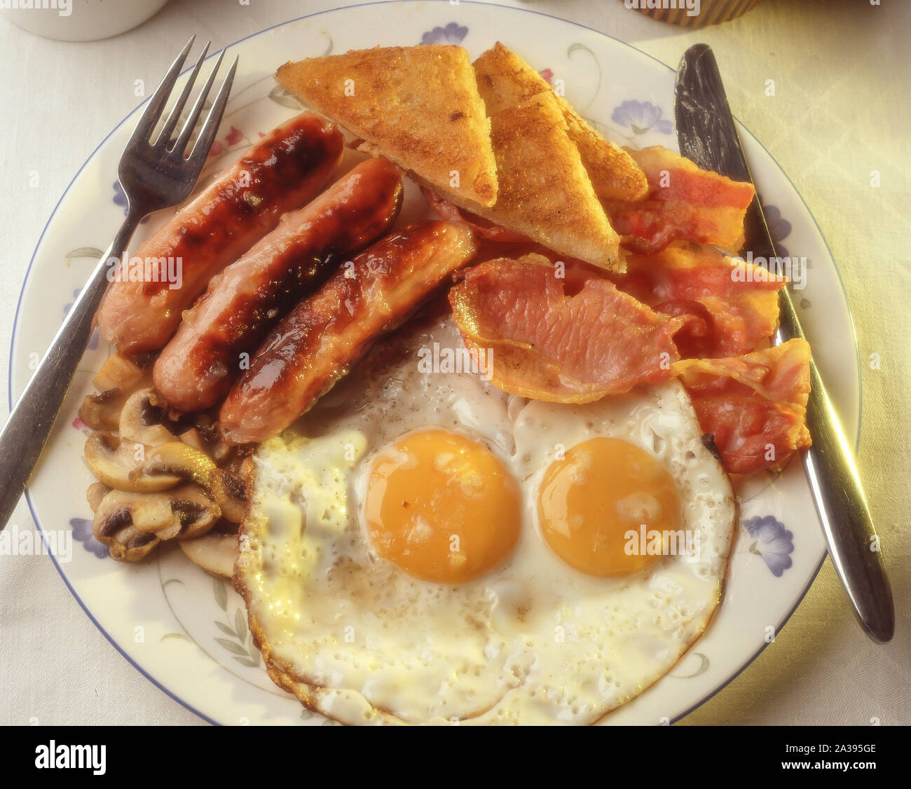 Englisches Frühstück mit Spiegelei, sauasages, Speck und gebratene Brot, Berkshire, England, Vereinigtes Königreich Stockfoto