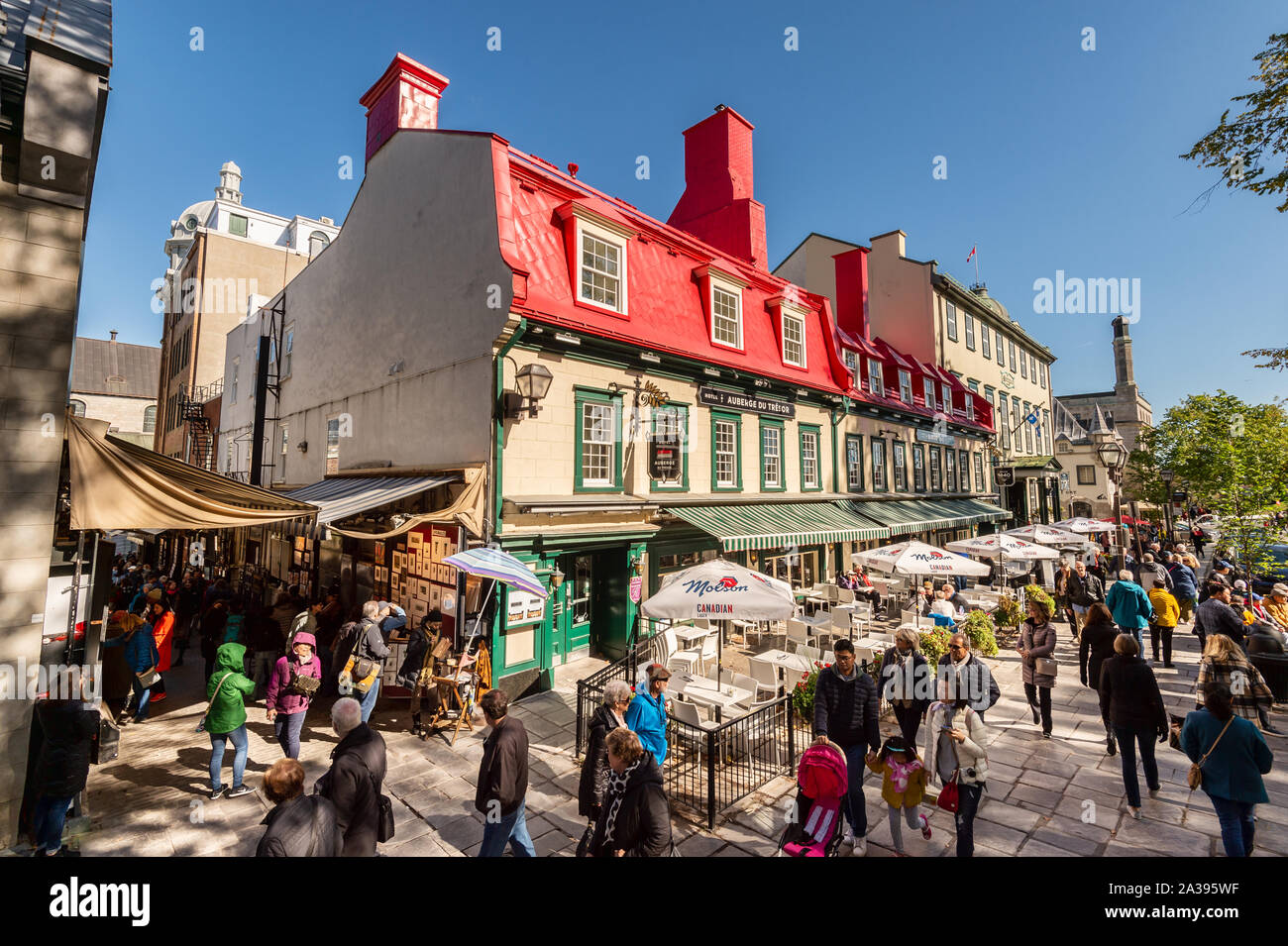 Quebec City, Kanada - 5. Oktober 2019: Auberge du Tresor auf Sainte-Anne Straße Stockfoto