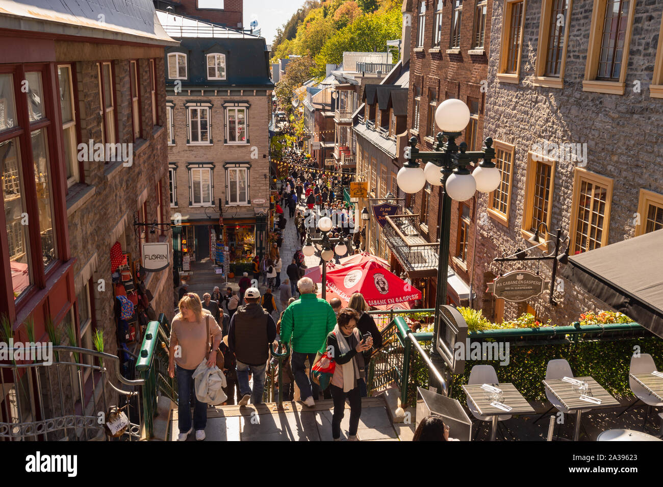 Quebec City, Kanada - 5. Oktober 2019: Petit Champlain Straße mit Touristen in der Altstadt von Quebec überfüllt. Stockfoto