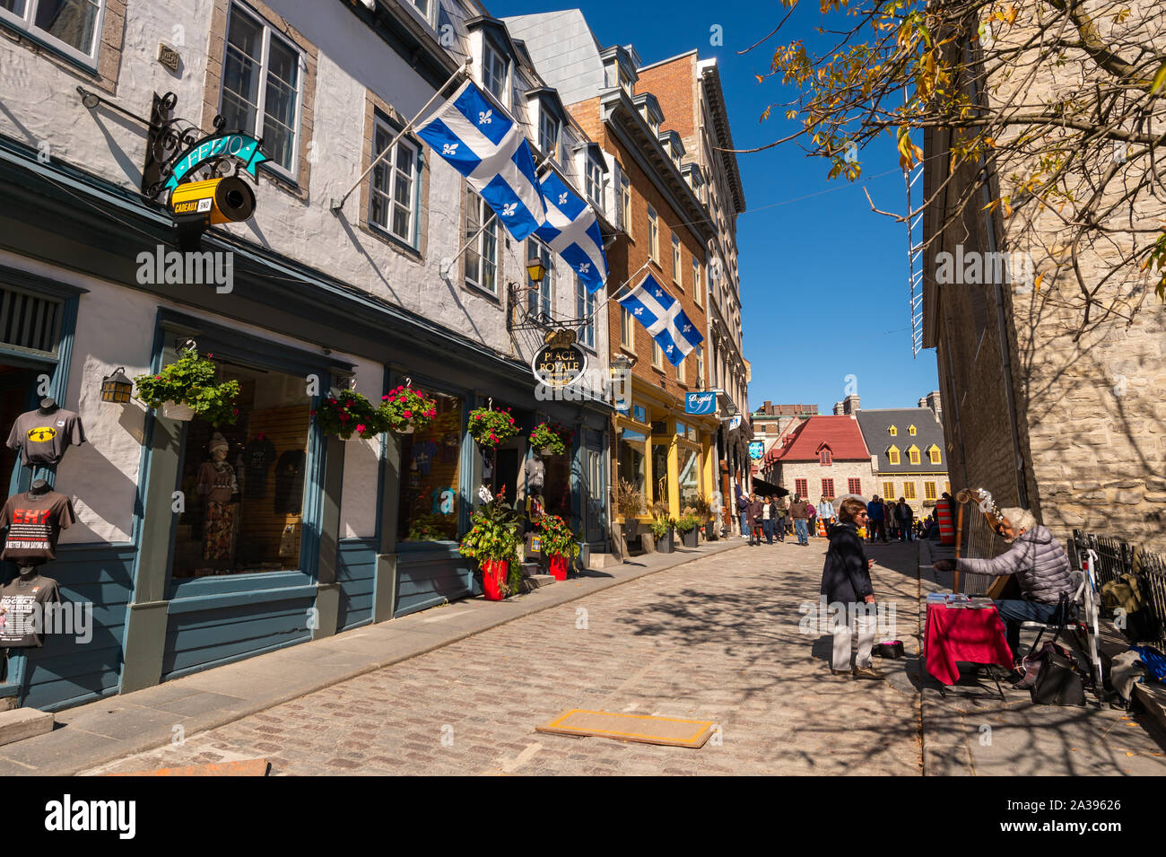 Quebec City, Kanada - 5. Oktober 2019: Quebec Flaggen auf Notre-Dame Straße. Stockfoto