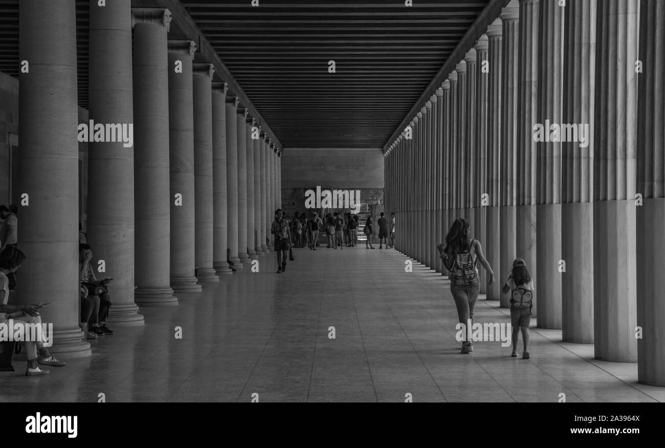 Ein schwarz-weißes Bild des Inneren der Stoa des Attalos. Stockfoto