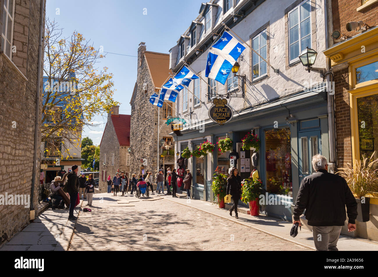 Quebec City, Kanada - 5. Oktober 2019: Quebec Flaggen auf Notre-Dame Straße. Stockfoto