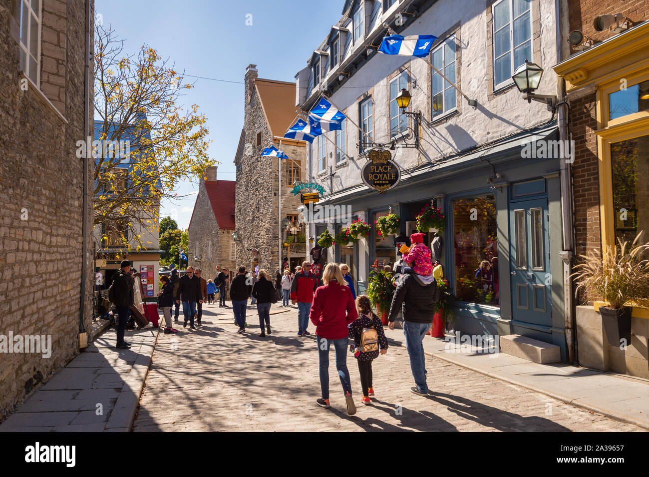 Quebec City, Kanada - 5. Oktober 2019: Quebec Flaggen auf Notre-Dame Straße. Stockfoto