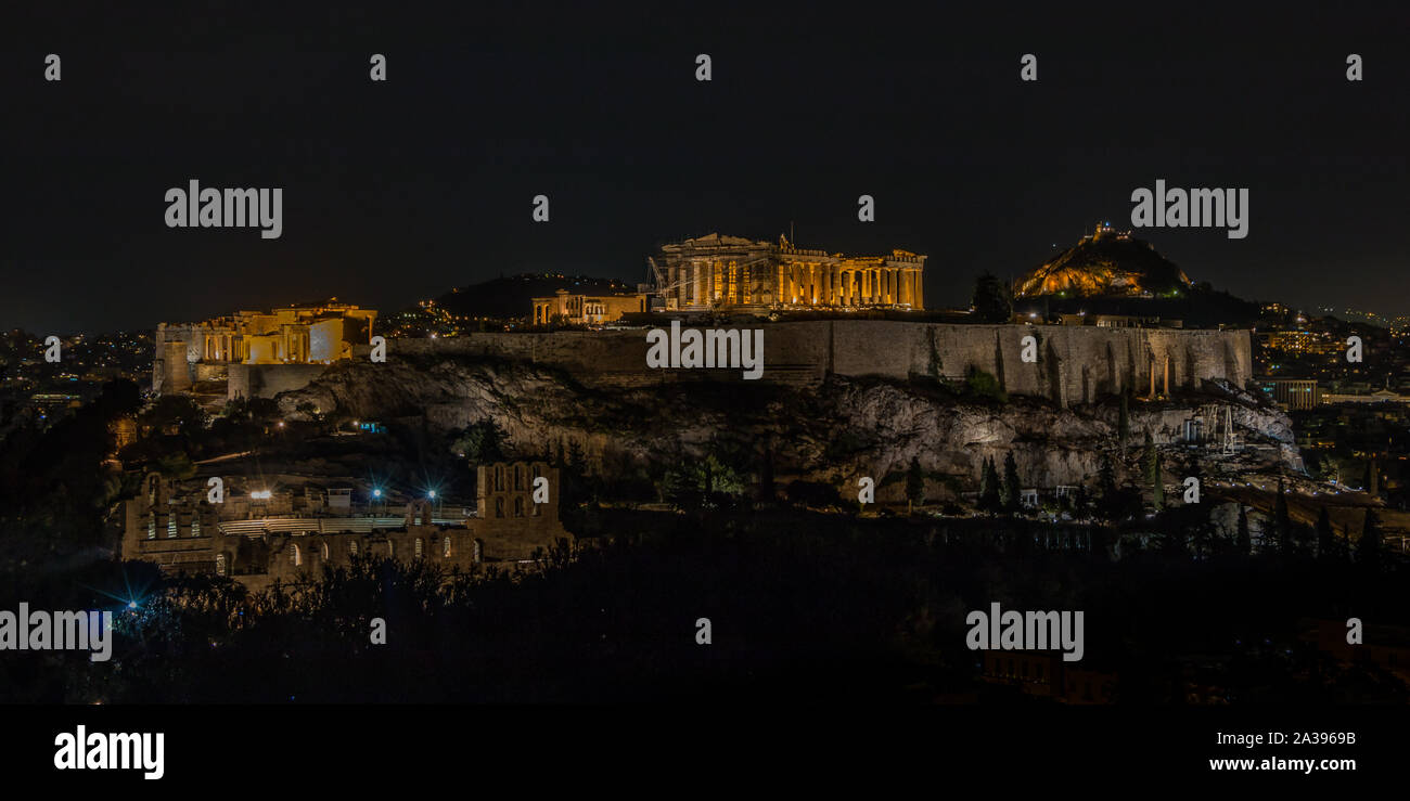 Ein Bild von der Akropolis von Athen ab dem filopappou Hügel gesehen, nachts. Stockfoto