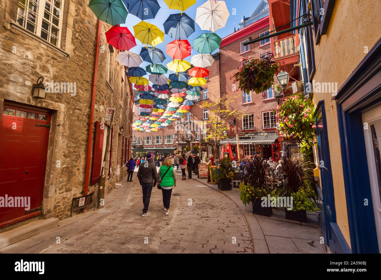 Quebec City, Kanada - 5. Oktober 2019: Umbrella Gasse in Rue du Cul De Sac Stockfoto