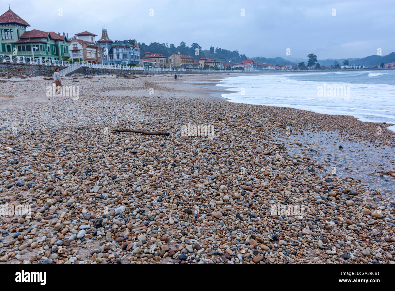 Kiesstrand Playa De Santa Marina, Ribadesella, Asturien, Spanien Stockfoto