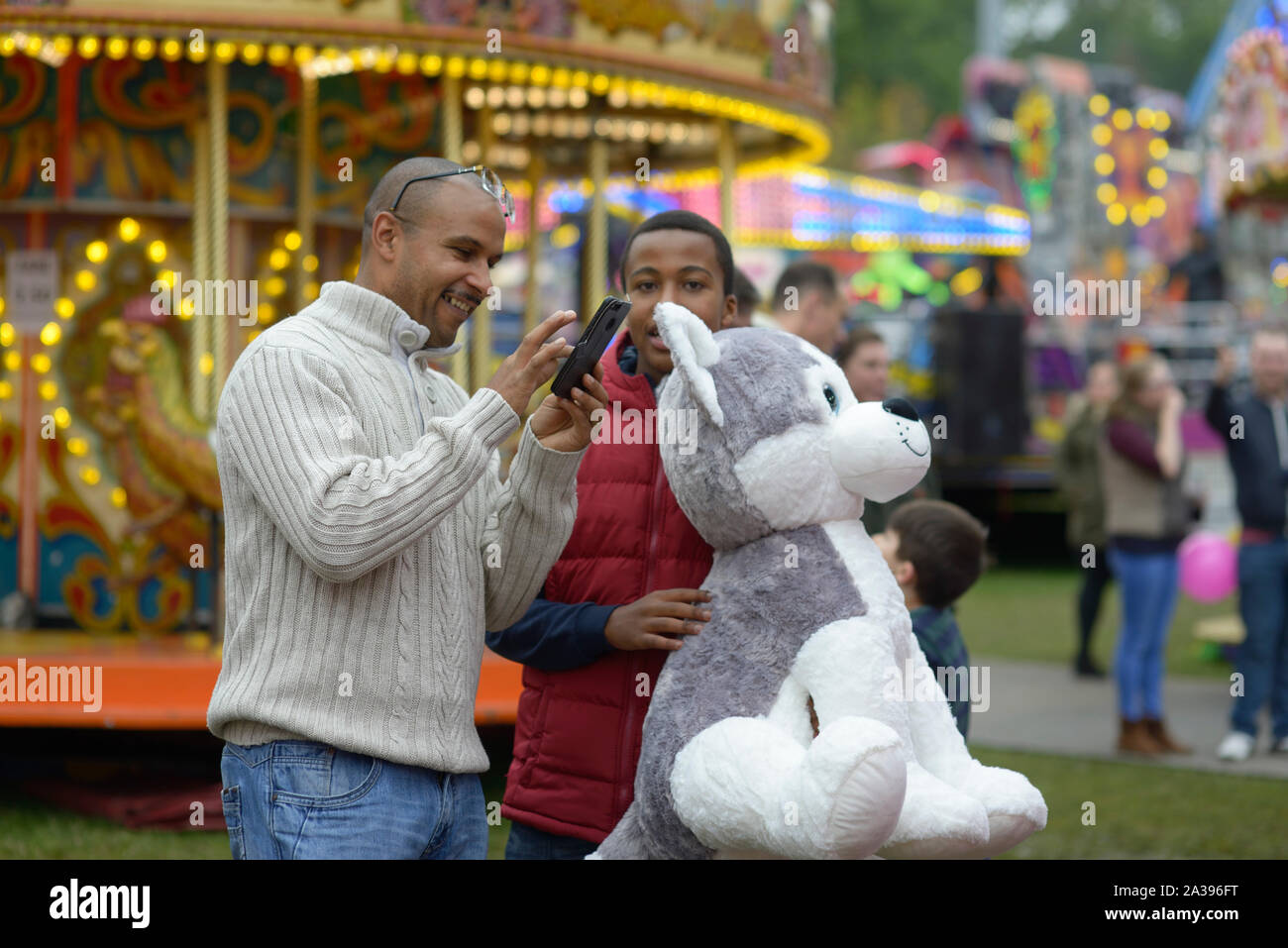 Vater & Sohn, mit pelzigen Tier, Nottingham Goose Fair Stockfoto