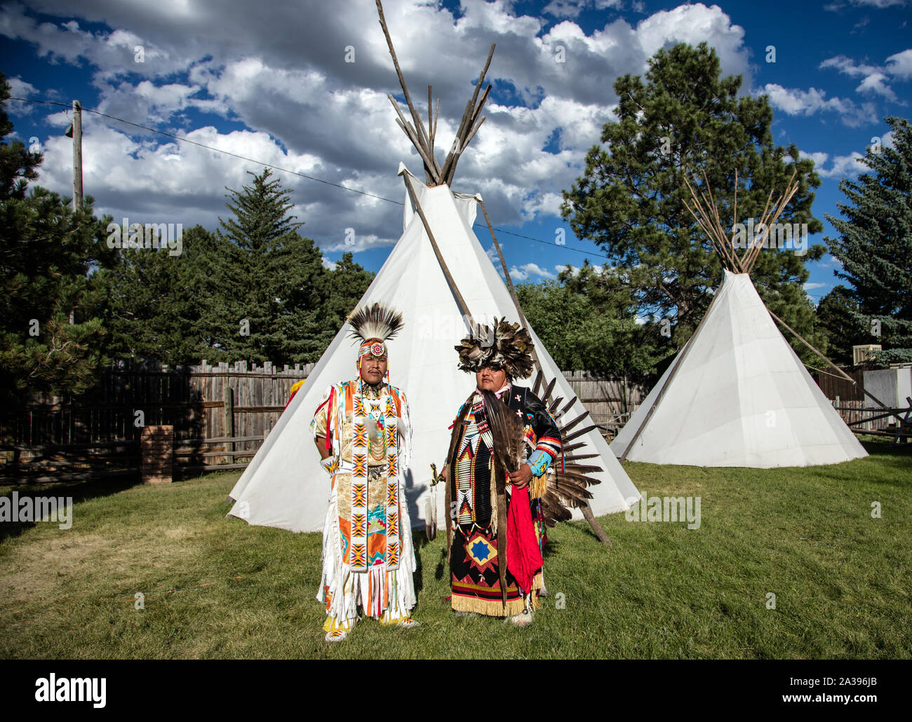 Sam Iron Cloud (links) und Ian Wolf Pfeil, zwei Teilnehmer aus dem Wind River (Wyoming) Reservierung im Tanzen, Trommeln, und andere Demonstrationen des indischen Lebens im indischen Dorf auf der Rodeo Gelände im Cheyenne Frontier Days Feier im Wyoming Hauptstadt Stockfoto