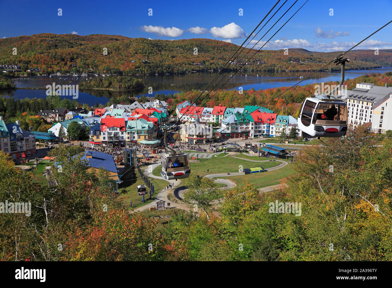 Mont Tremblant See und Dorf im Herbst, Quebec, Kanada Stockfoto