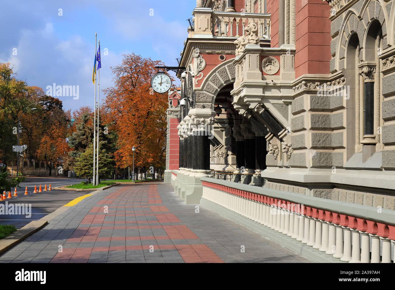 Schöne Straße in der Nähe der Nationalbank der Ukraine in der ukrainischen Hauptstadt Kiew. Zentralbank an einem sonnigen Herbsttag. Institutska Straße Stockfoto