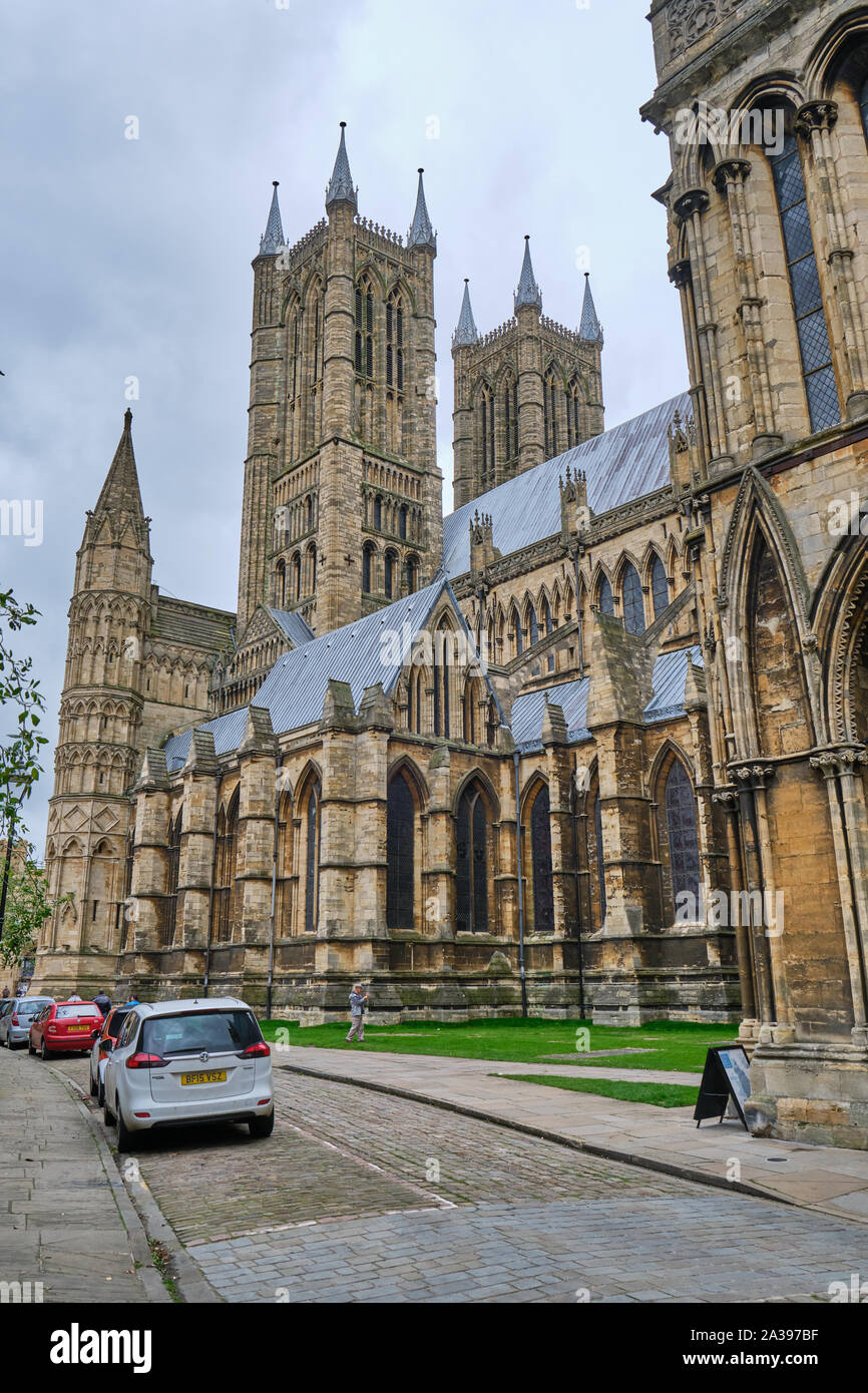 Die Kathedrale von Lincoln, Lincolnshire, England ein mittelalterliches Gebäude im gotischen Stil. Der Bau begann im Jahre 1072 und setzte sich in das hohe Mittelalter Stockfoto