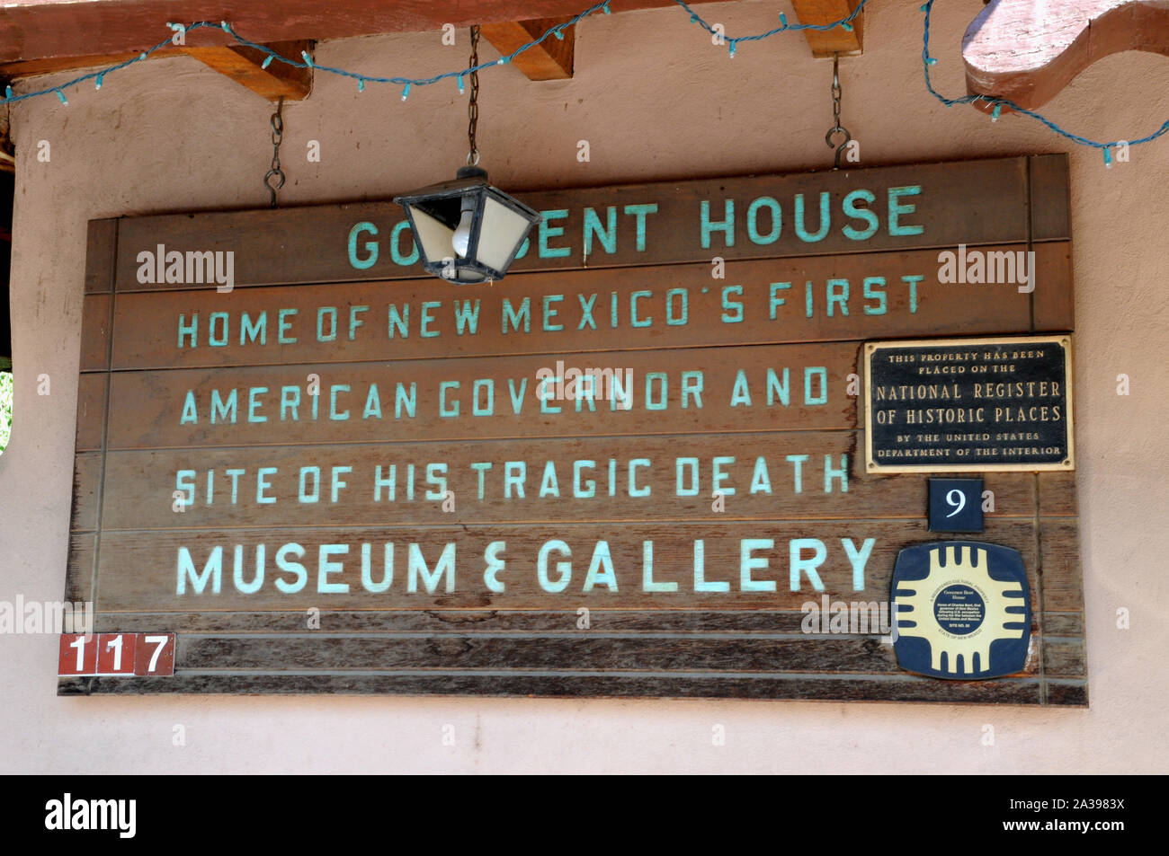 Anzeichen für den Regler verbogen Museum und Haus in Taos, New Mexico