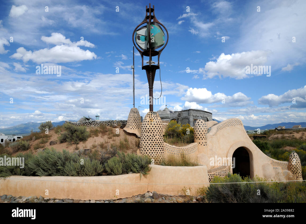 Gebäude und Bauweisen an der Earthship outsde Biotecture nur von Taos, New Mexico. Taos ist der Campus. Stockfoto