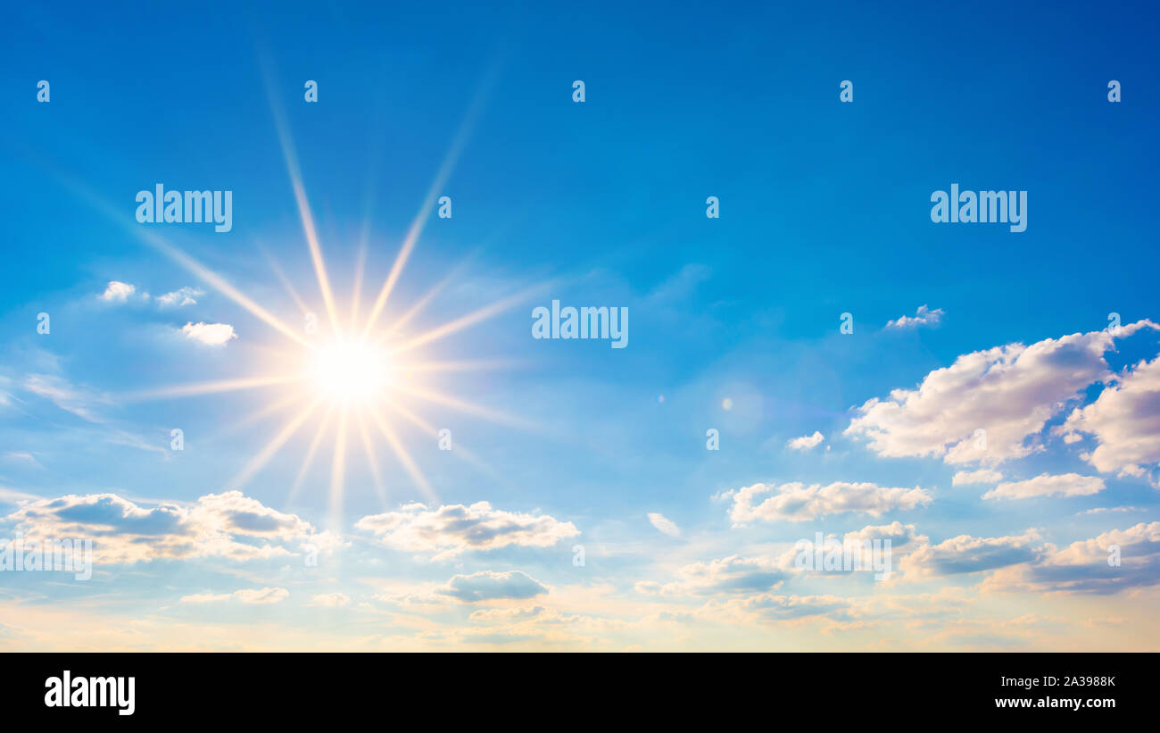 Heiße Sommer- oder Hitzewelle Hintergrund, blauer Himmel mit glühenden Sonne Stockfoto