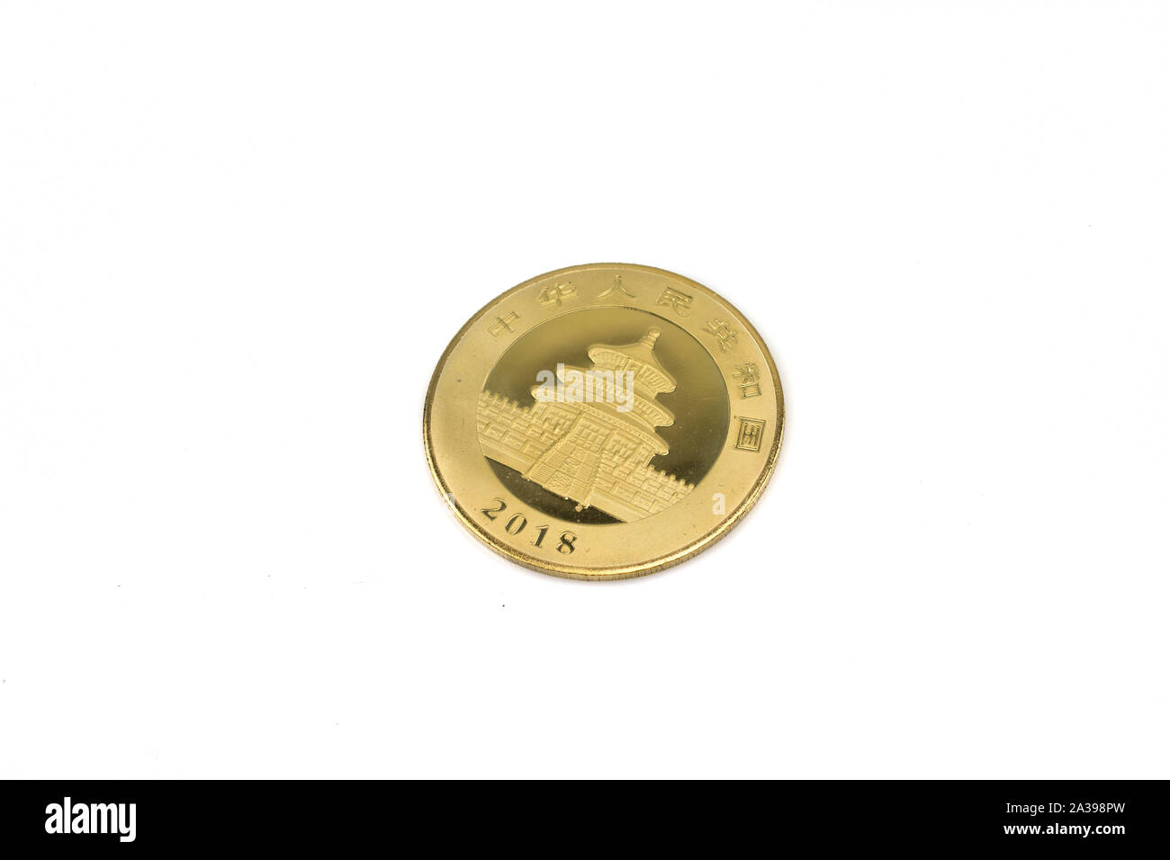 Eine Nahaufnahme Bild eines chinesischen Gold Panda Münze, gedreht in Makro Nahaufnahme, gegen einen weißen Hintergrund Stockfoto
