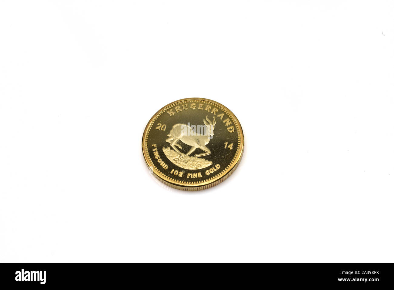 Eine Nahaufnahme Bild eines glänzenden Gold, Südafrikanische krügerrand Münze schließen bis auf weißem Hintergrund Stockfoto