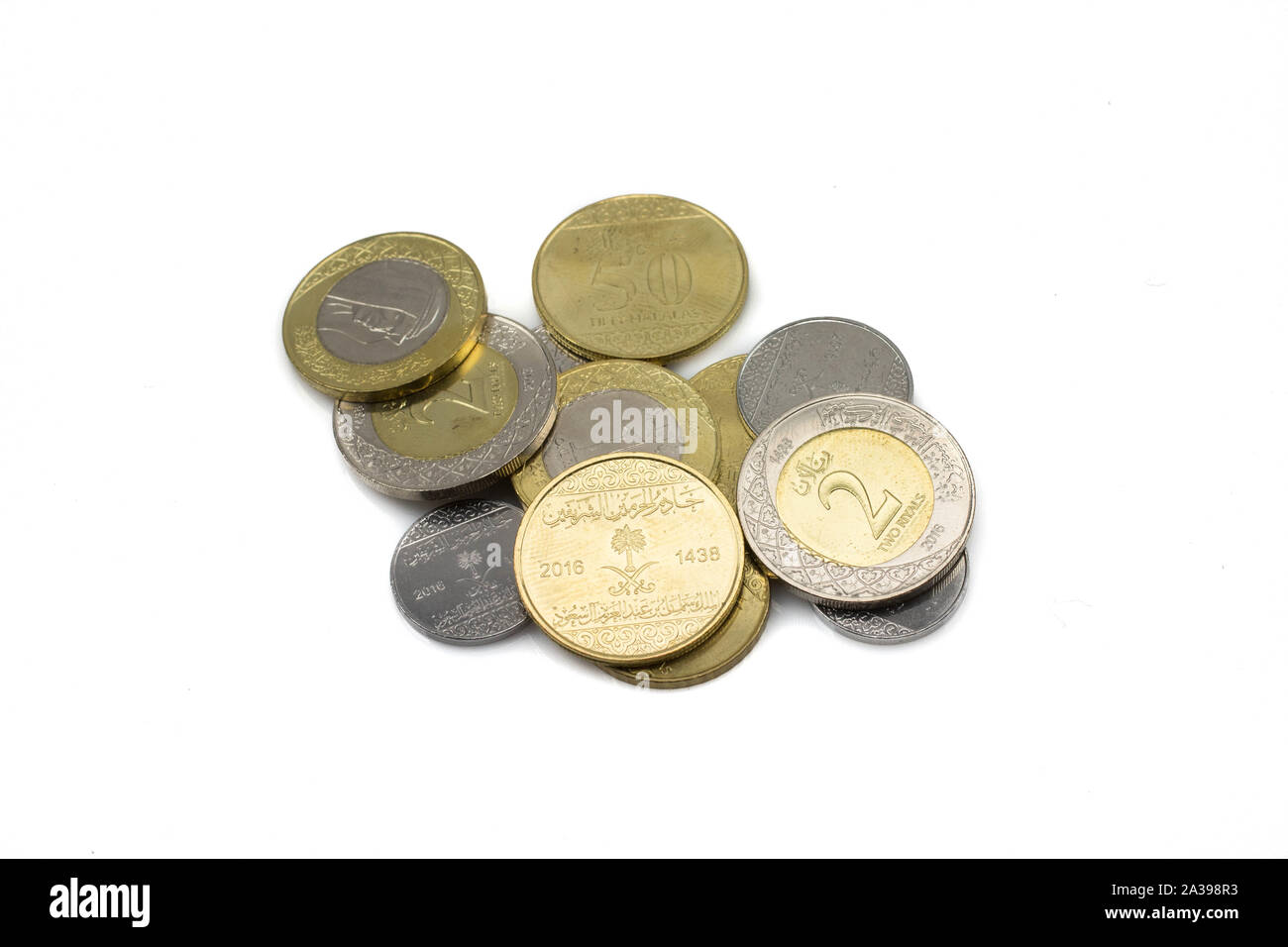 Eine Sammlung von Saudi-arabischen isoliert Münzen, Schuß close up in Makro auf eine weisse, saubere Hintergrund Stockfoto