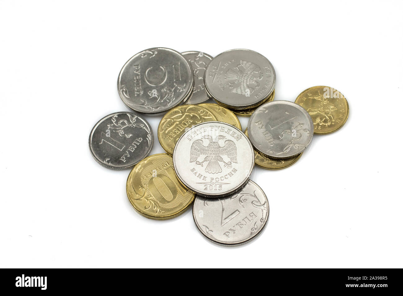 Ein gut sortierter Stapel der Russischen Föderation Münzen erschossen, auf einem weißen Hintergrund isoliert Stockfoto