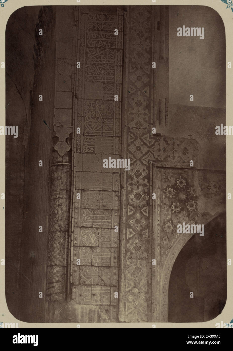 Samarkandskiia drevnosti. Medrese Ulug Bek [sic]. Vnutren. Dvor. (Sievernaia storona) Nadpis 'po pravuiu storonu glavnoi Nishi Stockfoto