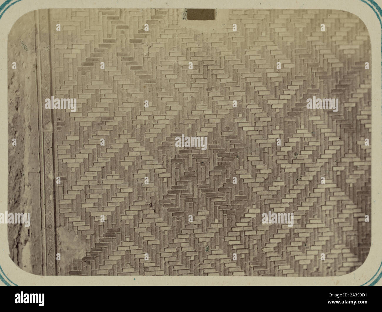 Samarkandskiia drevnosti. Medresse [sic] Ulug-Bek. (Vostochnyi Glavnyi fasad). Na Nadpisi stienkakh fasada Stockfoto