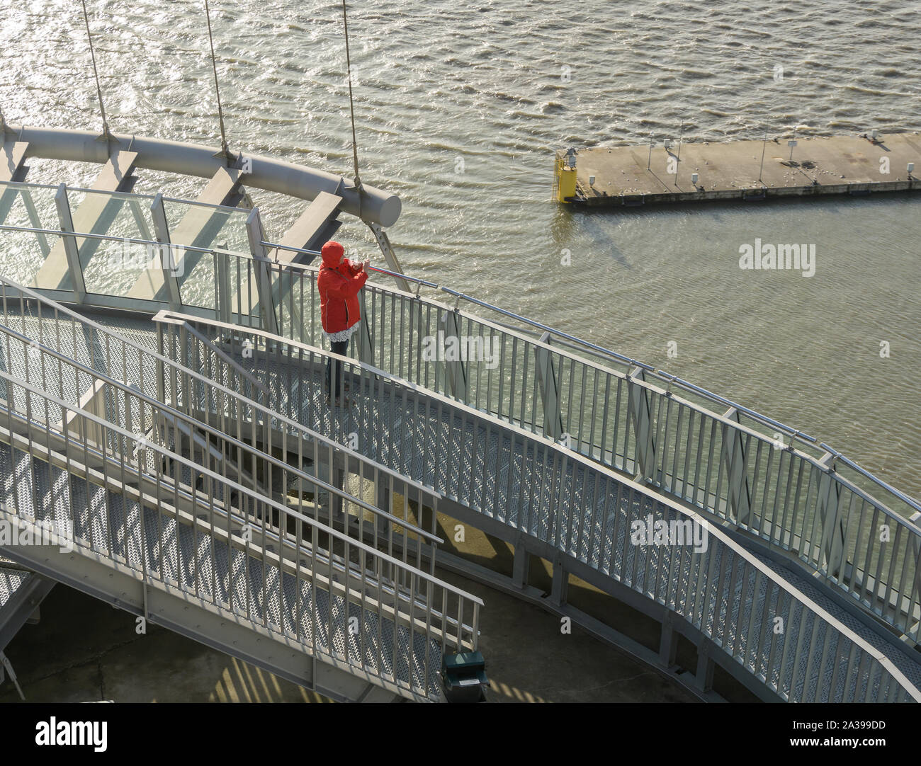 Deutschland, BREMERHAVEN Oktober 03,2019: Eine Frau macht Bilder mit dem Smartphone Stockfoto