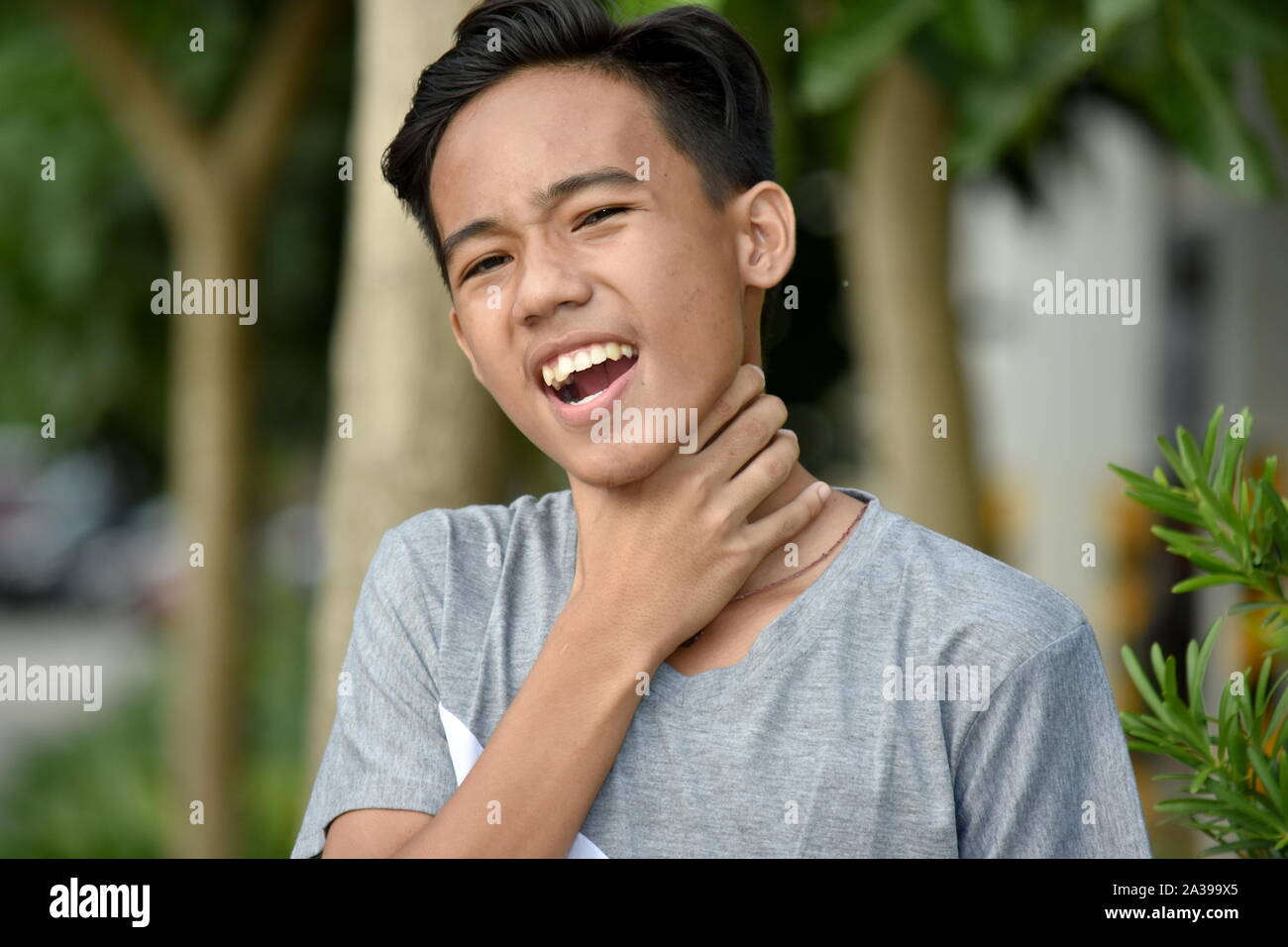 Ein junger Mann mit Halsschmerzen Stockfoto