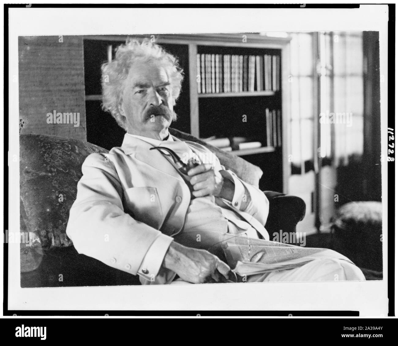 Samuel Langhorne Clemens, drei-viertel länge Porträt, Sitzen, Blick leicht nach rechts, halten Sie die Stockfoto