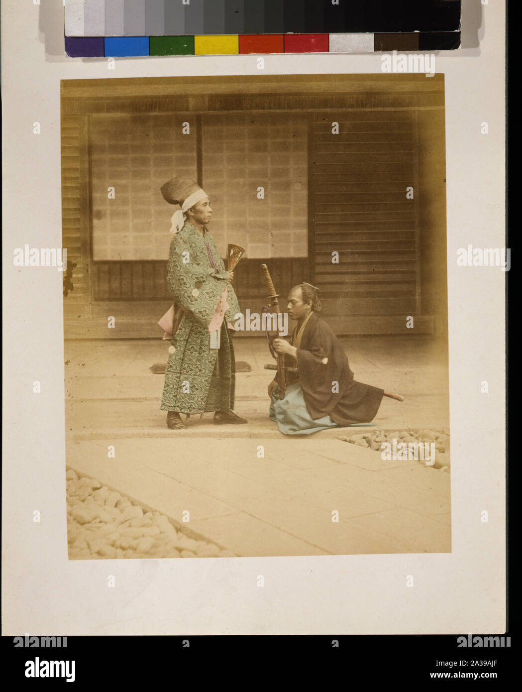 Samurai oder Halter kniend vor Regierungsbeamten oder Daimyo Stockfoto