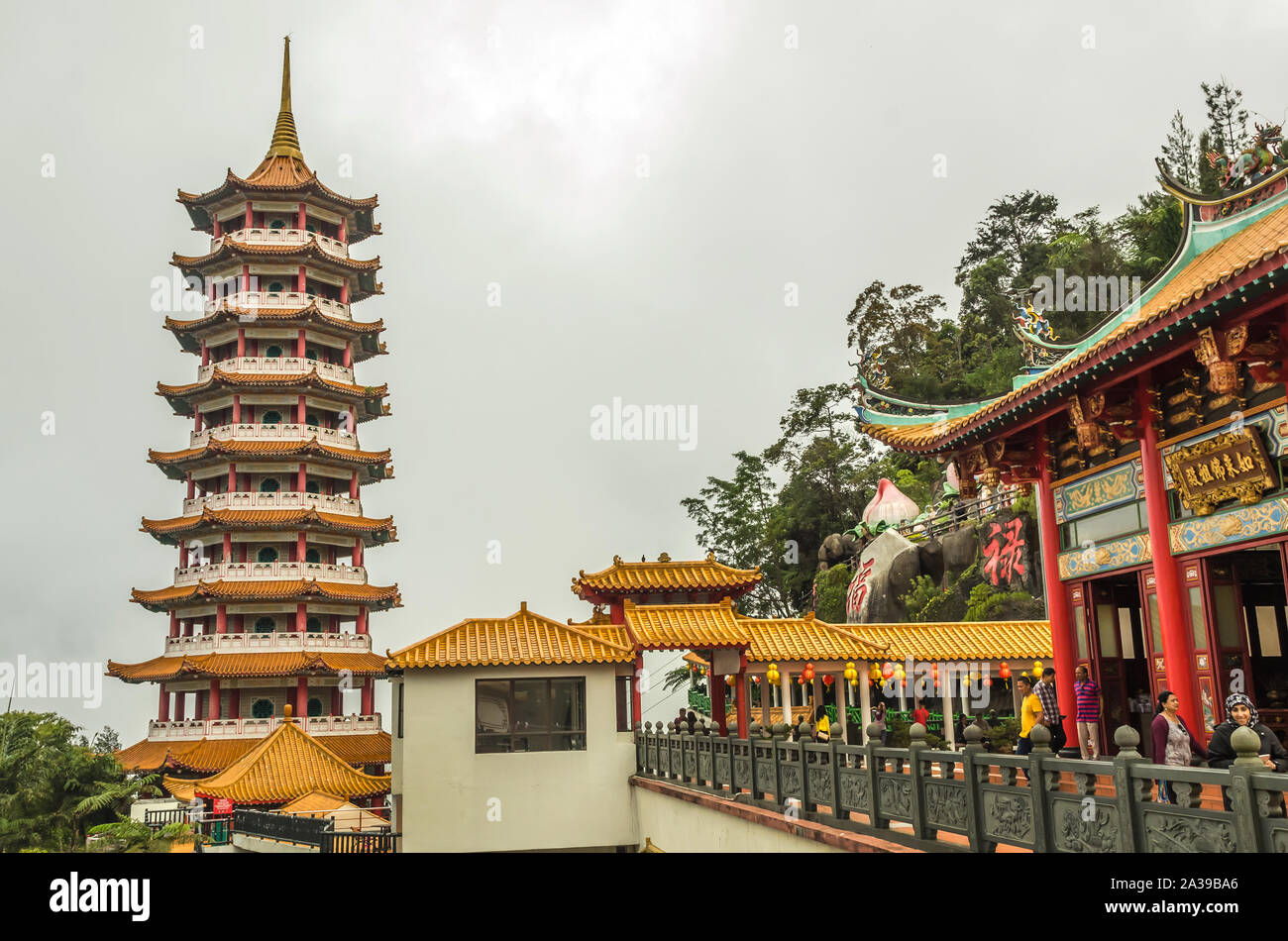 PAHANG, MALAYSIA - Dezember 18, 2018: Pagode in Chin Swee Tempel, Genting Highlands. Es ist eine berühmte Touristenattraktion in der Nähe von Kuala Lumpur. Stockfoto