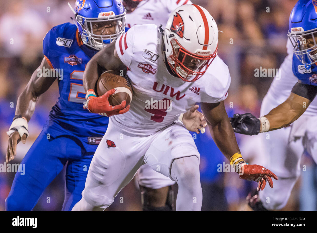 Houston, Texas, USA. 5. Okt, 2019. Fleischgewordene Wort Kardinäle zurück läuft Kevin Brown (4) Trägt die Kugel während der NCAA Football Spiel zwischen dem fleischgewordenen Wort Kardinäle und der Houston Baptist Schlittenhunde Husky Stadium in Houston, Texas. Fleischgewordenen Wortes besiegt Houston Baptist 38-36. Prentice C. James/CSM/Alamy leben Nachrichten Stockfoto