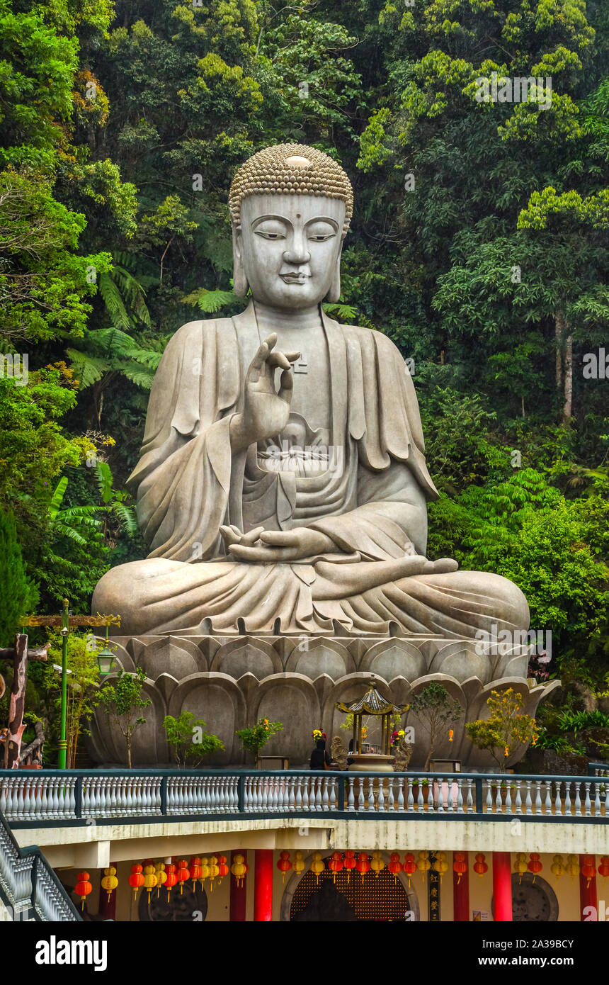 PAHANG MALAYSIA - Dezember 18, 2018: Schöne riesige Meditation rock Buddha Statue in Chin Swee höhlen Chinesischer Tempel, das Genting Highlands, Malaysia. Stockfoto