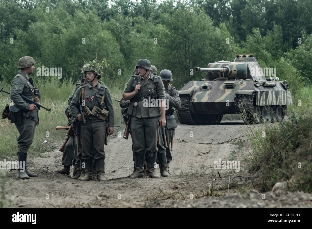 Deutsche Soldaten und Panzerkampfwagen V Panther Tank während des historischen Inszenierung. Militärische Fahrzeuge Rallye der "Operation Sturm" in Trzebinia, Polen Stockfoto