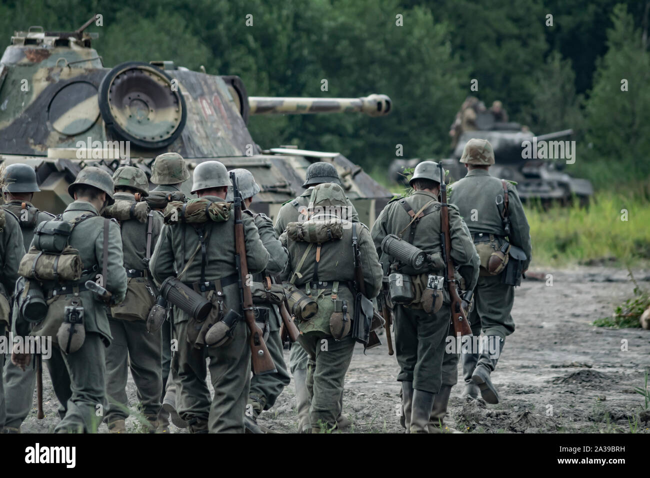 Deutsche Soldaten und Panzerkampfwagen V Panther Tank während des